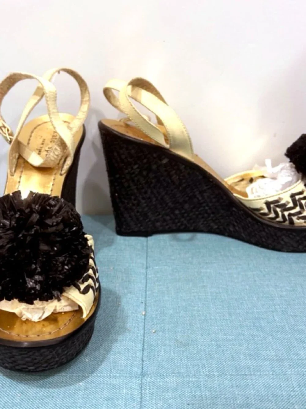 Kate Spade Leather & Raffia Espadrille Wedge Sandals with Black Pom Poms! Sz 9